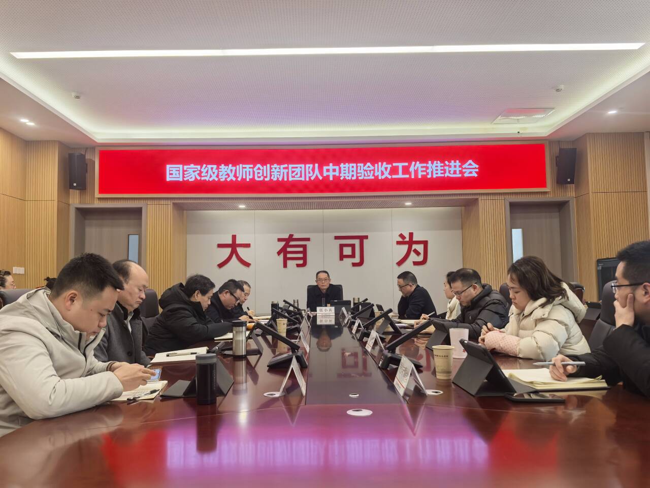 会议室里的人们AI 生成的内容可能不正确。