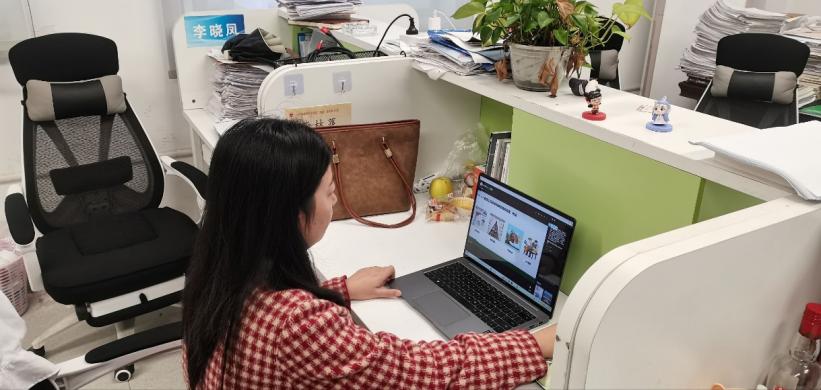 人在玩电脑AI 生成的内容可能不正确。