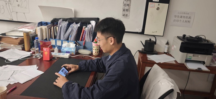 图片包含 桌子, 男人, 电脑, 游戏机AI 生成的内容可能不正确。