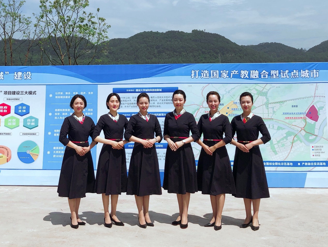 一群人站在一起合影描述已自动生成