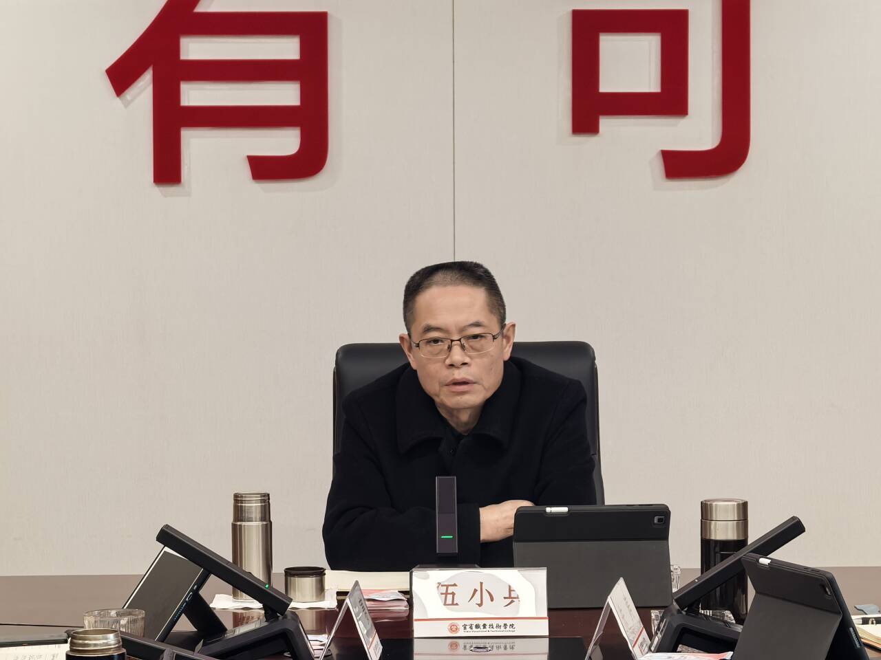 桌子前坐着穿西装的男人AI 生成的内容可能不正确。