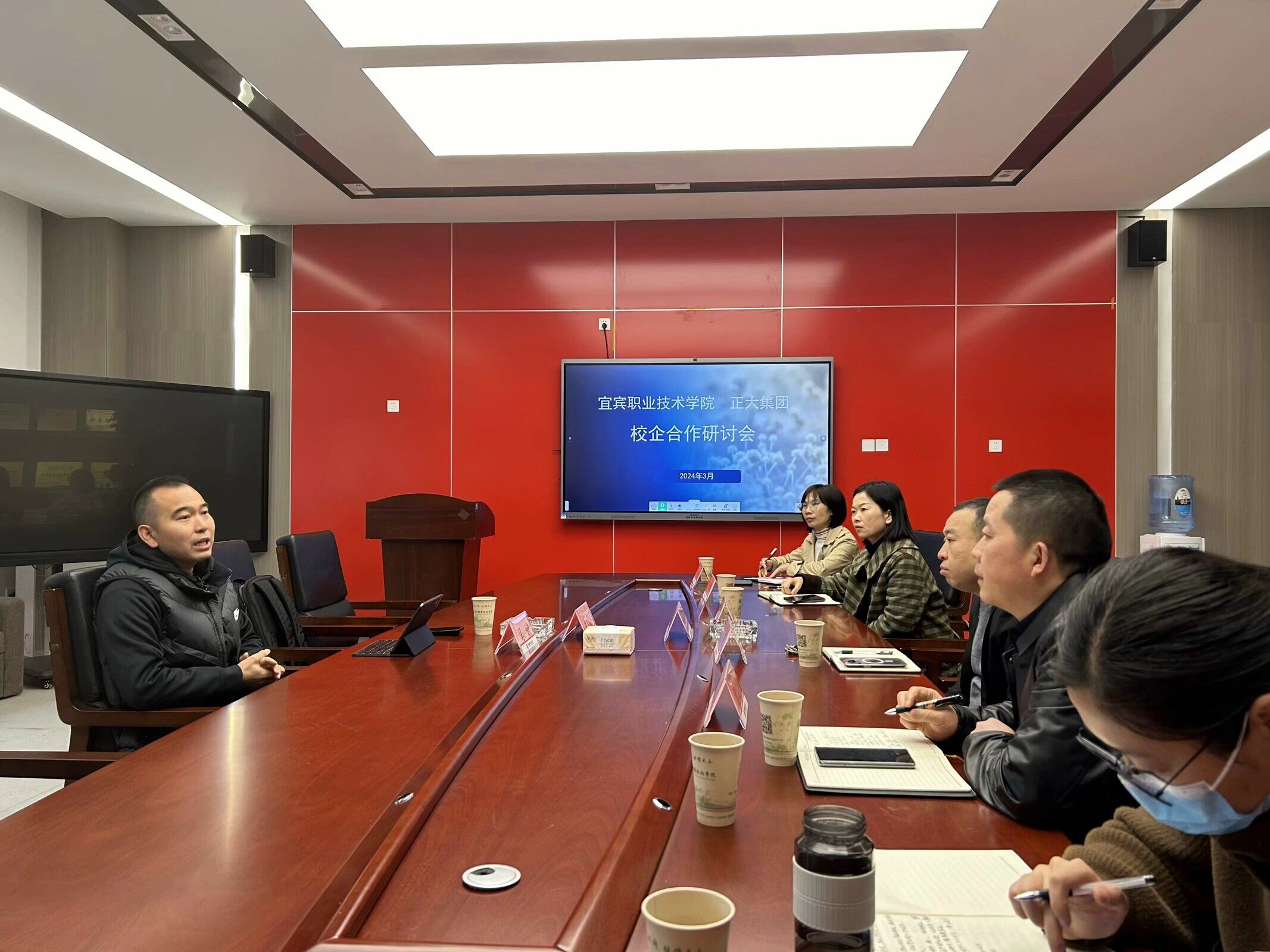 校企合作座谈会1